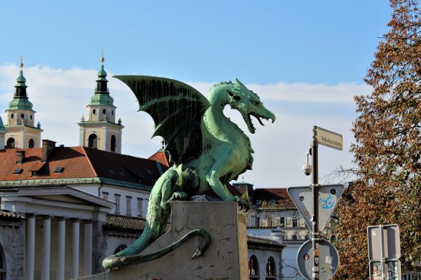 Avio karte Beograd Ljubljana statua zmaja u centru