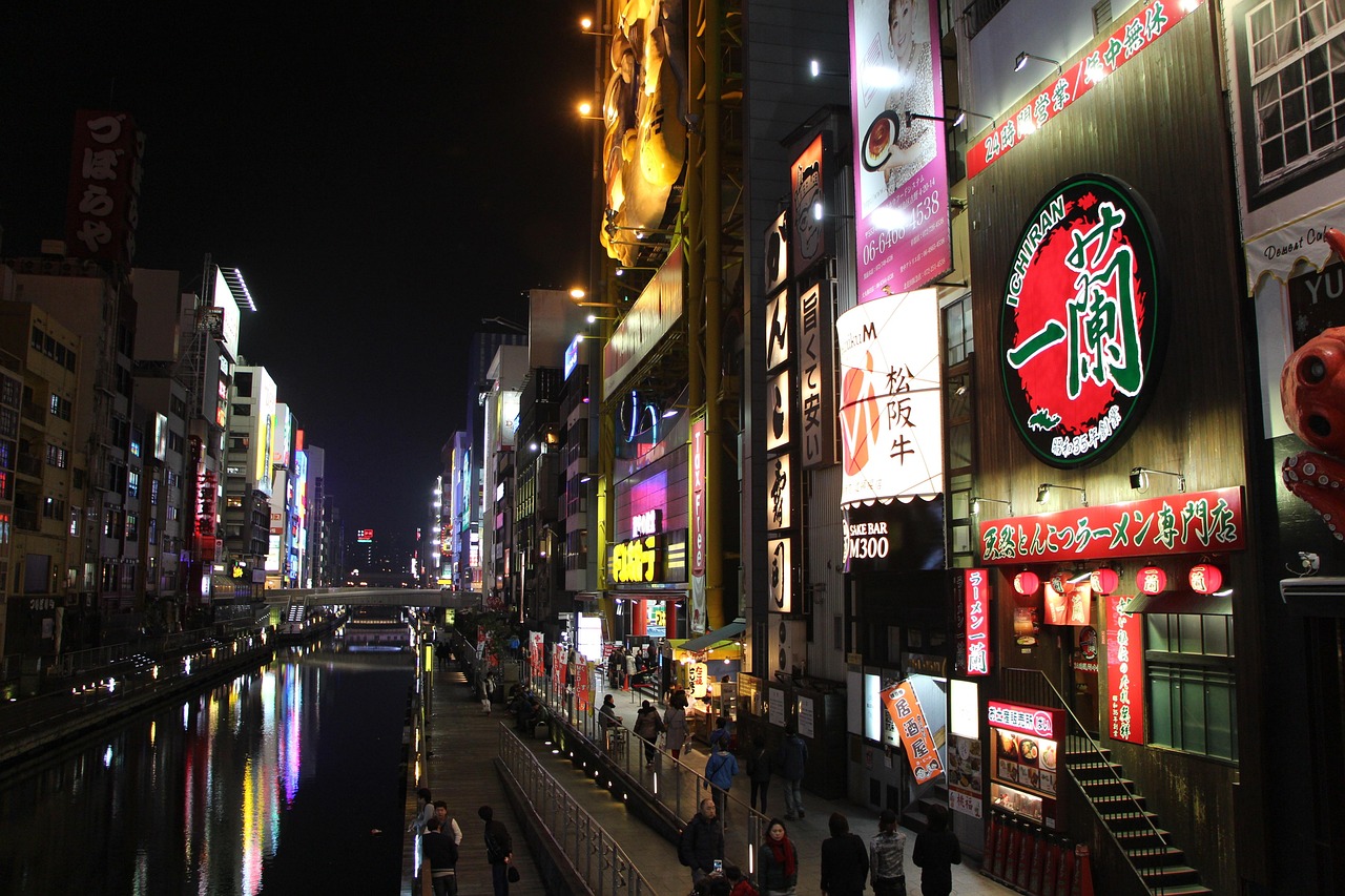 Neonske reklame i kanal u kvartu Dotonbori u Osaki