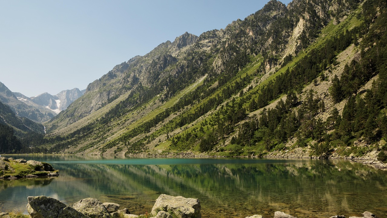 Planinski pejzaž Pirineja u blizini grada Pau
