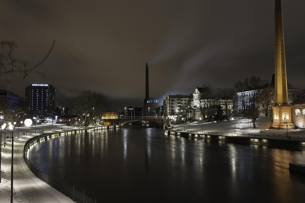 Tampere noću uz reku