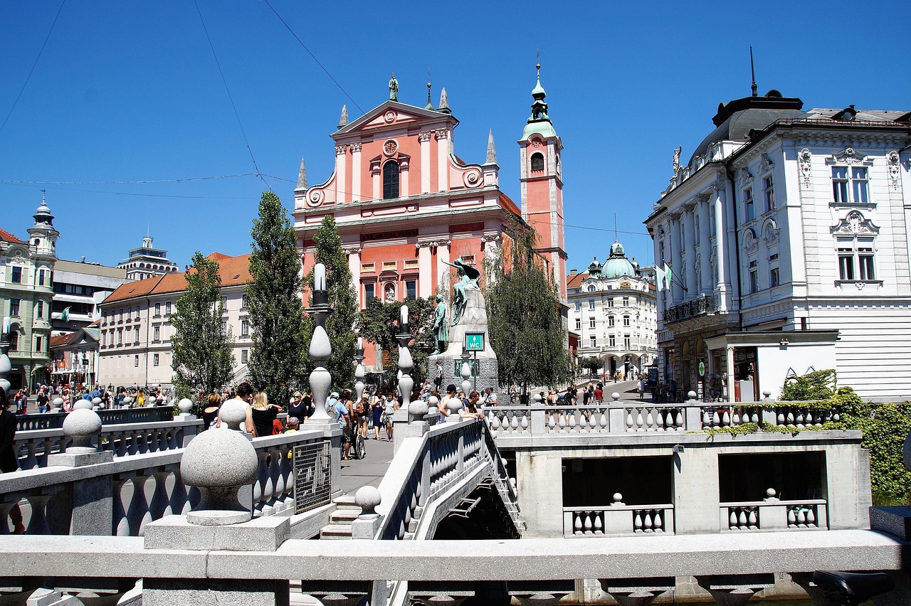 Avio karte Beograd Ljubljana 1 Avio karte Beograd Ljubljana – stari grad Ljubljane uz reku