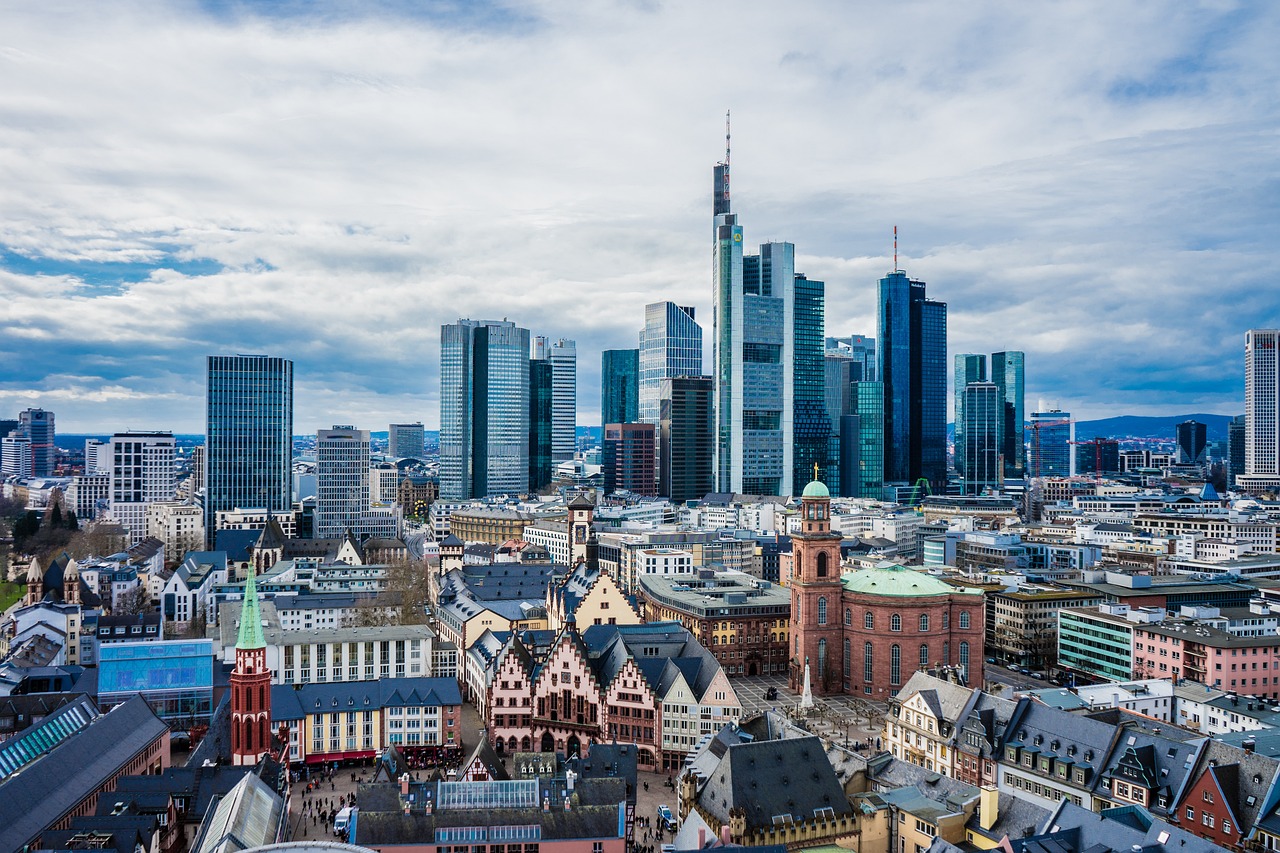 Avio karte Tuzla Frankfurt – Frankfurt, neboderi uz reku Majnu