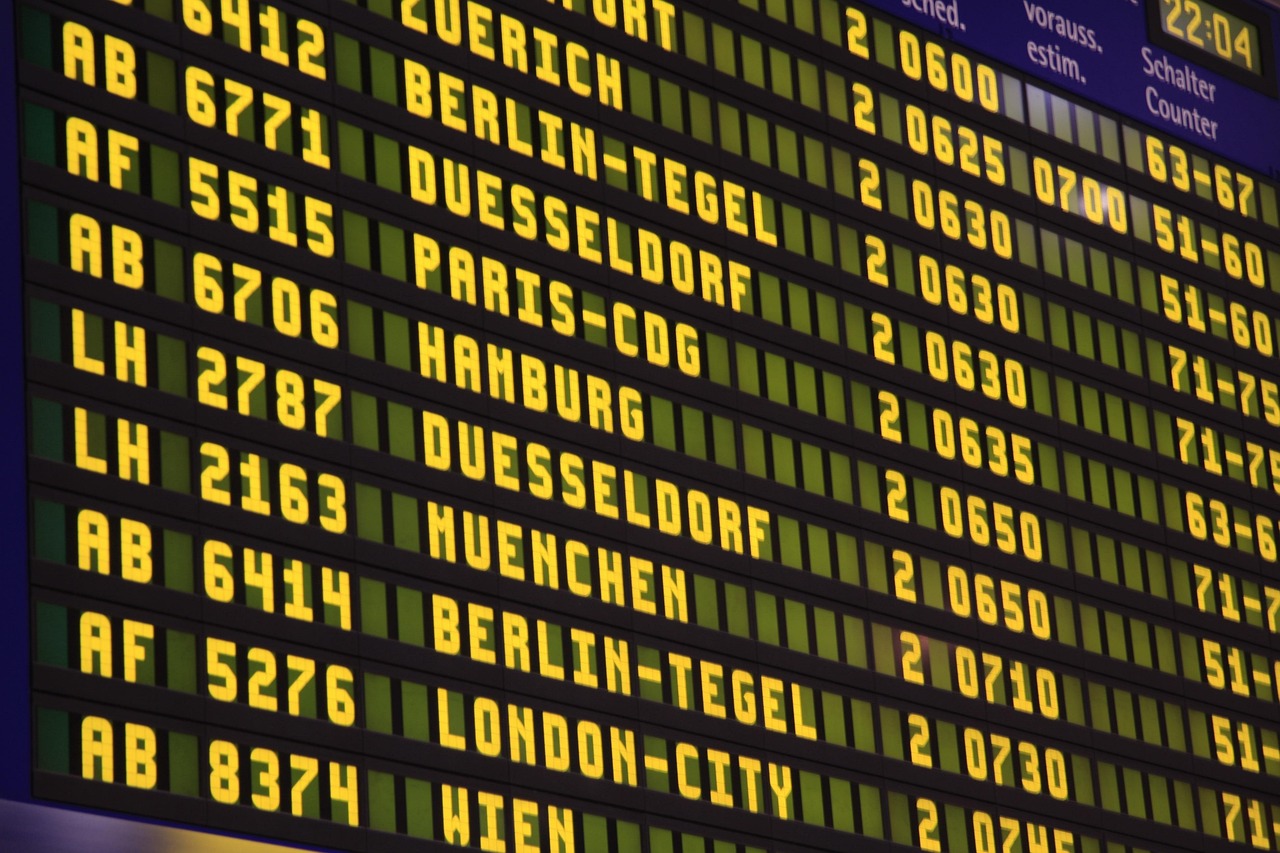 Web check-in – online čekiranje za sve avio kompanije iz Srbije 1 Web check-in – stara tabla polazaka sa žutim slovima na crnim pločicama